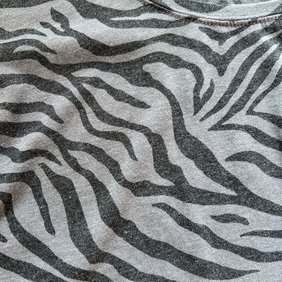 Zsupply Gray and black zebra tee - Picture 4 of 4